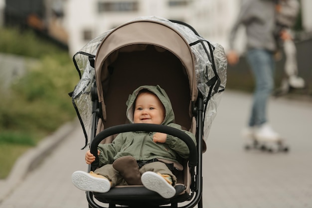 Maluch dziewczynka siedzi w wózku w pochmurny dzień