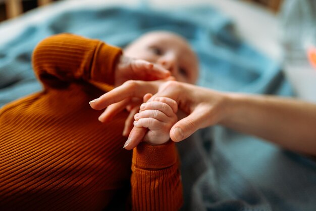 Maluch trzymający rękę matki Trzymający rękę noworodka