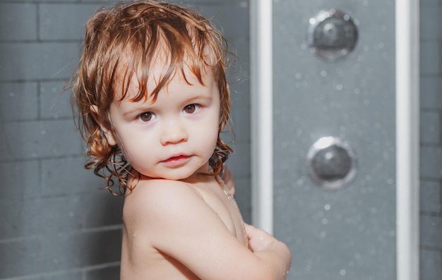 Maluch w wannie Szczęśliwe zabawne dziecko kąpane w wannie Śmieszne zbliżenie twarzy dzieci