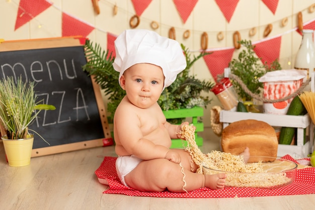 Maluch Z Kapeluszem Szefa Kuchni W Jedzeniu Kuchni