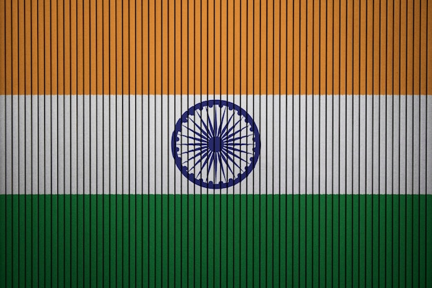 Malująca flaga państowowa India na betonowej ścianie
