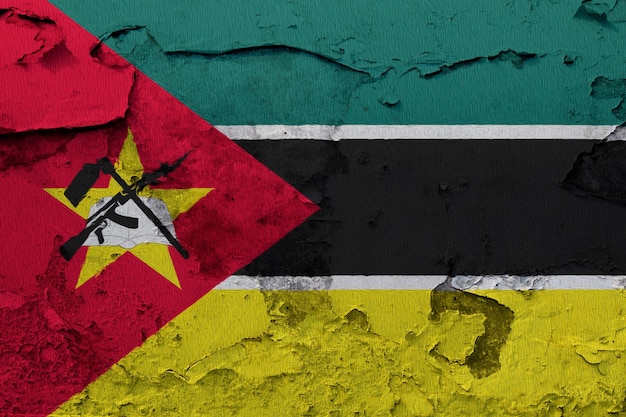 Malująca flaga państowowa Mozambik na betonowej ścianie