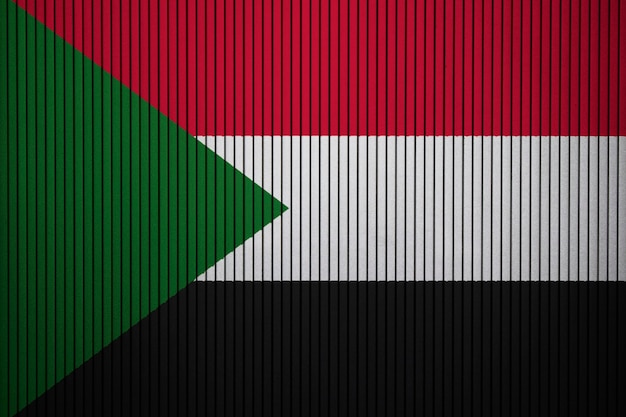 Malująca flaga państowowa Sudan na betonowej ścianie