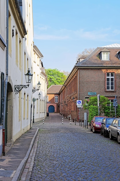 Malutka ulica w centrum starego miasta Dusseldorf w Niemczech. Jest stolicą regionu Nadrenia-Westfalia.