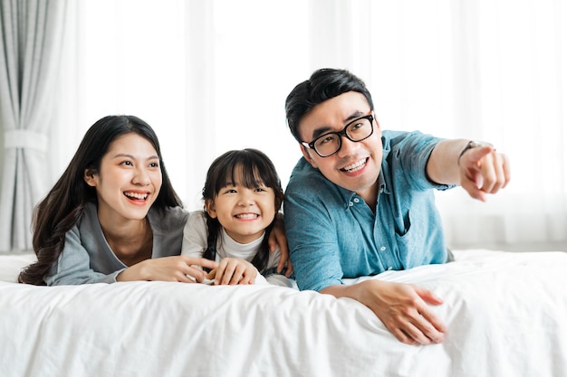 mały azjatycki portret rodzinny w domu