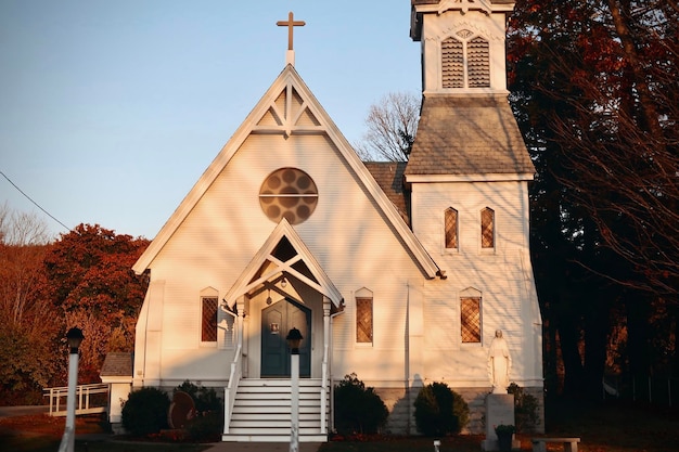 Zdjęcie mały biały kościół w zmierzchu