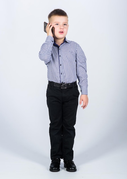 Mały Biznesmen Szkoła Biznesu Wychowanie I Rozwój Mały Chłopiec Formalne Ubrania Zadzwoń Telefon Komórkowy Słodki Chłopiec Trzymaj Smartfon Rozmowa Mobilna Komunikacja Mobilna Nowoczesny Gadżet