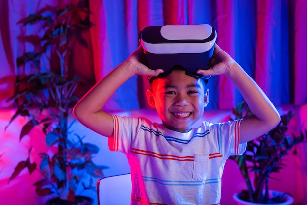 Mały chłopiec doświadczający gogle wirtualnej rzeczywistości doświadczający rzeczywistości