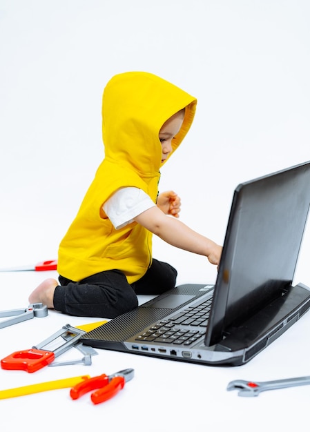 Mały chłopiec gra na komputerze Cute baby uczenia się stylu życia z komputera przenośnego