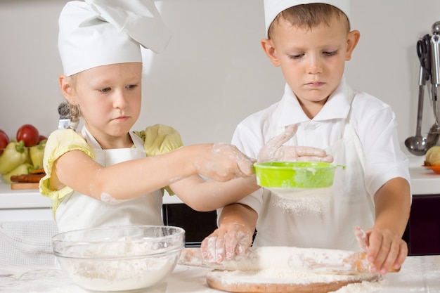 Mały Chłopiec I Dziewczynka Pieką W Kuchni