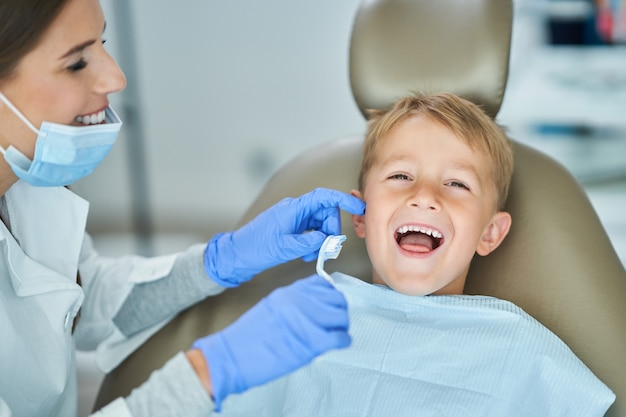 Mały Chłopiec I Kobieta Dentysta W Gabinecie Stomatologicznym