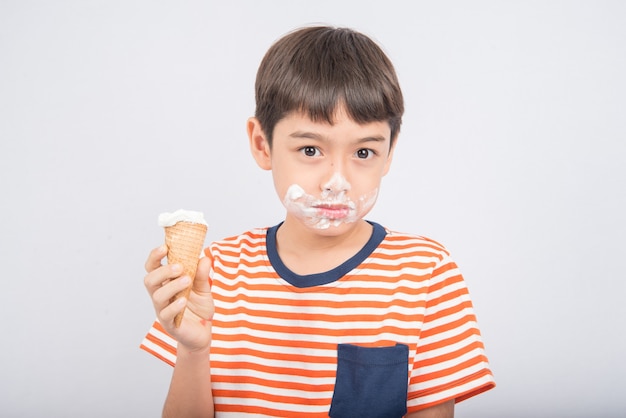 Mały chłopiec jedzenie lodów