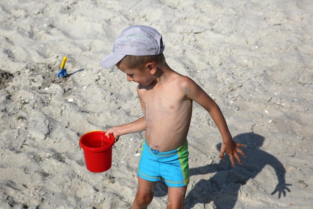 Mały chłopiec na plaży morskiej