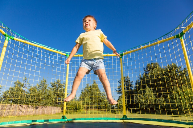 Mały chłopiec na trampolinie