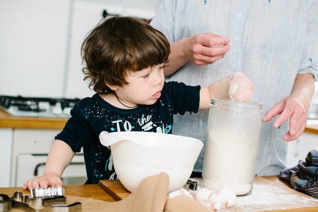 Mały Chłopiec Pomaga Matce W Pieczeniu W Kuchni