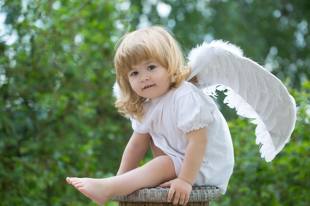 Mały chłopiec przebrany za anioła