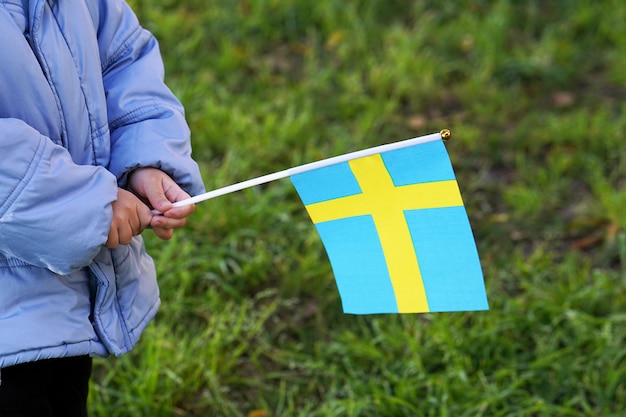 Zdjęcie mały chłopiec ręce trzymać flagę