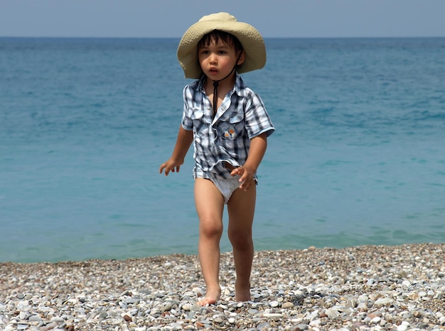 Mały Chłopiec Spaceru Na Plaży