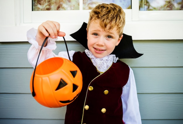 Mały chłopiec ubrany na Halloween