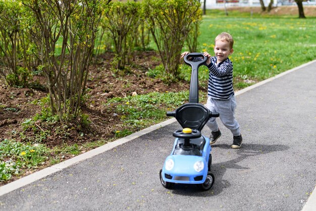 Mały chłopiec uczący jeździć samochodzikiem