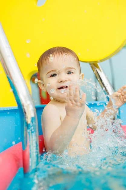 Mały chłopiec w wieku 2 lat jest w basenie Lekcje pływania dla małych dzieci