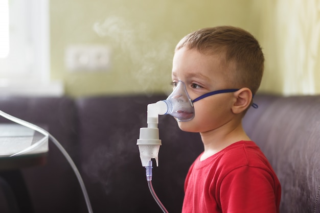 Mały Chłopiec Wykonuje Terapeutyczne Inhalacje