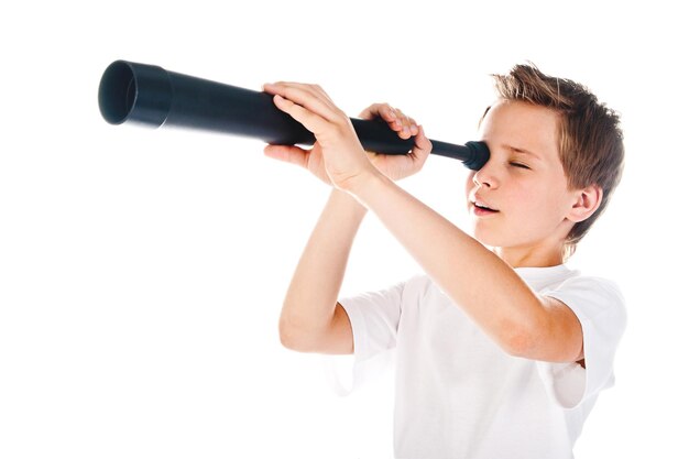 Mały chłopiec z teleskopem na białym tle