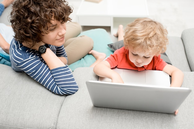 Mały chłopiec za pomocą laptopa