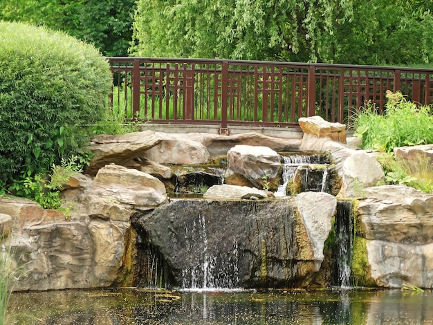 Mały dekoracyjny wodospad w ogrodzie Projektowanie krajobrazu