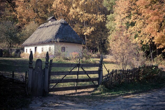 Zdjęcie mały domek ludowy w muzeum pirogovo pod kijowem
