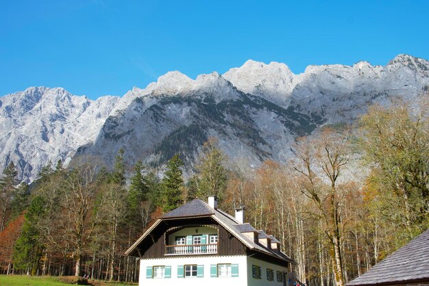 mały domek w stylu bawarskim na tle alpejskich gór