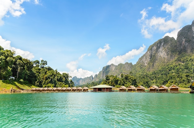 Mały domek wykonany z pływającego bambusa. Otoczony górami i wodą w Ratchaprapha Dam, Park Narodowy Khao Sok, prowincja Surat Thani, Tajlandia.