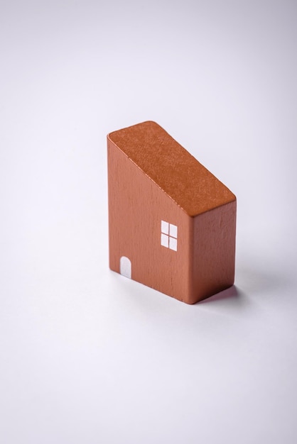 Mały drewniany domek jako pomysł na inwestycję w własny dom