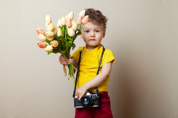 Mały Fotograf, Dziecko Z Aparatem W Rękach I Kwiatami. Bukiet Tulipanów Na Dzień Matki.