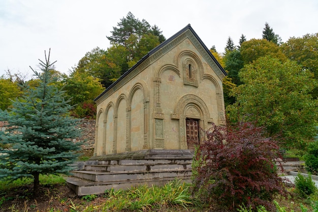 Zdjęcie mały kościół na dziedzińcu słynnego klasztoru kintsvisi w shida kartli w środkowej gruzji. podróż