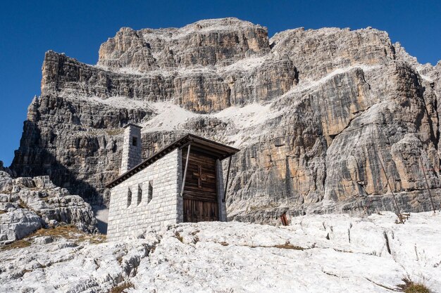 Mały kościół w Dolomitach we Włoszech