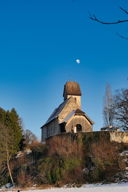 Zdjęcie mały kościół z wieżą i krzyżem na szczycie