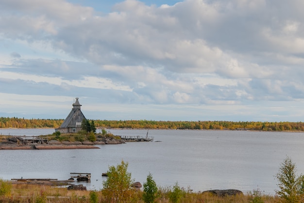 Mały kościółek nad brzegiem jeziora