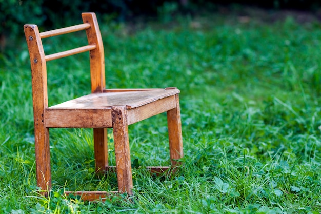 Zdjęcie mały krzesło na zielonej trawie