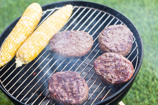 Mały letni piknik z lemoniadą i hamburgerami w parku.