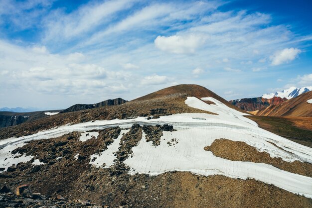 Mały lodowiec na kamienistym wzgórzu
