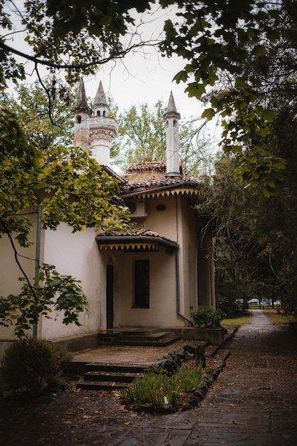 Mały meczet w zielonym ogrodzie botanicznym