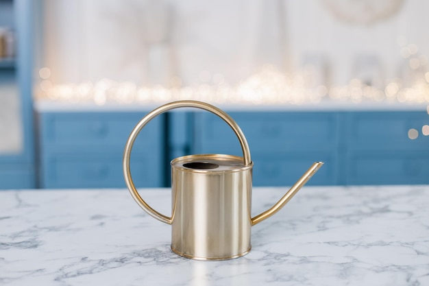 Mały metalowy czajnik na kuchennym stole
