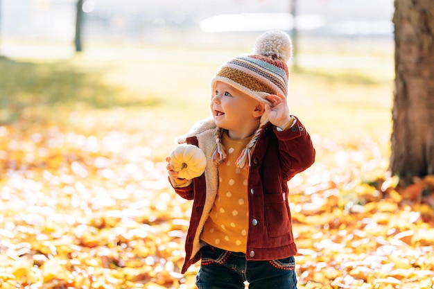 Mały modny i stylowy jesienny park dla dzieci