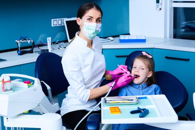 Mały Pacjent W Gabinecie Dentystycznym