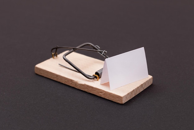 Mały papier do notatek w drewnianym szablonie pułapki na myszy