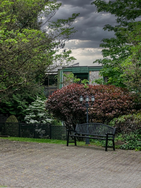 Mały Park Z Metalową ławką I Oświetleniem Ulicznym W Dzielnicy Mieszkalnej