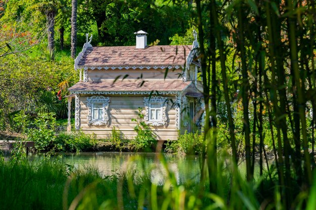 Mały piękny drewniany dom nad jeziorem wiosną koncepcja życia w naturze w jedności z naturą