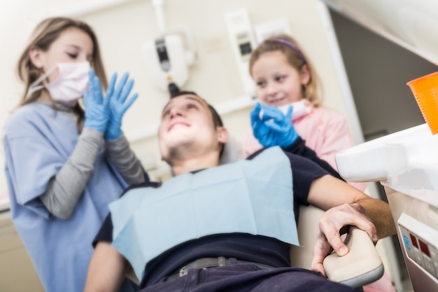 Mały Portret Dentysty W Studio.