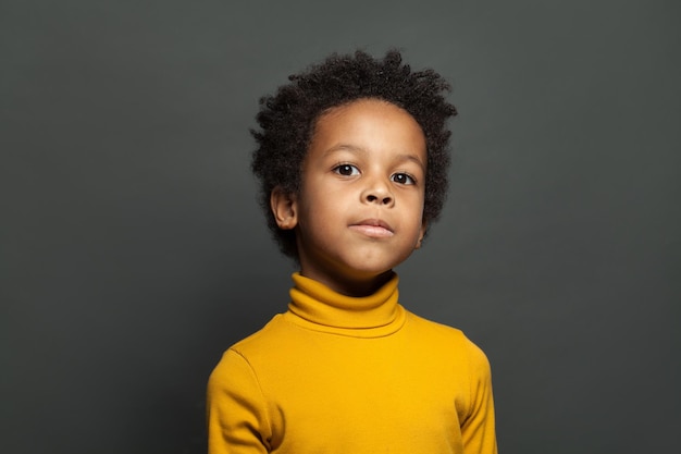 Mały portret dziecka Mały afroamerykański chłopiec na szarym tle